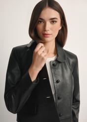 Čierna krátka dámska kožená bunda KURDS-0598-99(W26), pohľad spredu na produkt na modelke, viditeľná polovica siluety.-02