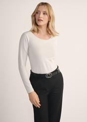 Béžová dámska blúzka s dlhým rukávom LSLDT-0038-81(KS), pohľad na produkt spredu na modelke, viditeľná polovica siluety.