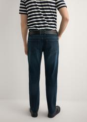 Pánske tmavomodré džínsové nohavice JEAMT-0022-7C(W26), pohľad na produkt zozadu na modeli. Viditeľná polovica siluety.