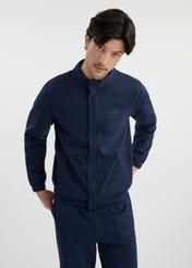 Pánska tmavomodrá mikina na zips BLZMT-0072-69(W25) - pohľad spredu na modelku na bielom pozadí. Viditeľná je polovica siluety.