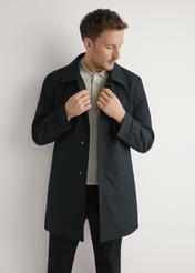 Pánska čierna zateplená bunda KURMT-0408-99(W26), pohľad na modelku spredu. Viditeľná polovičná silueta.