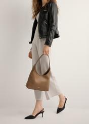 Čierne kožené lodičky s vykrojeným podpätkom BUTYD-1078A-99(W26), bočný pohľad na produkt na nohách modelky, na svetlom pozadí.