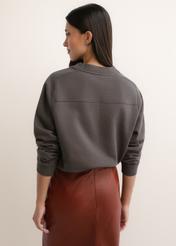 Dámska grafitová bavlnená mikina BLZDT-0123-9D(Z26), zadný pohľad na produkt na modeli. Viditeľná polovica siluety.