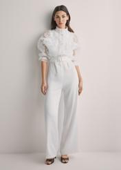 Dámska biela čipkovaná košeľa KURDT-0637-0A(W26), pohľad spredu na produkt na modelke. Viditeľné celé telo.