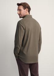Pánska khaki košeľa KOSMT-0299A-55(Z25), pohľad na produkt zozadu na modelke. Viditeľná polovica siluety.