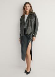 Dámska hnedá kožená motorkárska bunda oversize KURDS-0608-1I(W26), pohľad spredu na produkt na modelke. Viditeľná celá postava.