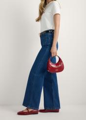 Červené kožené balerínky s opaskom BUTYD-1145-4B(W26), bočný pohľad na výrobok na modelke, viditeľná polovica siluety.