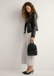 Čierny dámsky batoh z imitácie kože TOREC-1014-99(W25), pohľad na produkt spredu na modeli, viditeľná celá silueta.