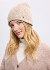 Béžová dámska zimná čiapka CZADT-0193A-1B(Z26) - pohľad spredu na produkt na modeli na bielom pozadí.