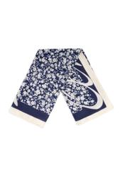 Tmavomodrá dámska šatka s kvetmi SZADT-0191-7P(W26), pohľad na zložený výrobok na bielom pozadí.