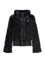 Dámska krátka lesklá bunda KURDT-0607-99(Z25), pohľad spredu na bielom pozadí.