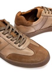 Pánska kožená športová obuv BUTYM-0487-1B(W26), detailný záber produktu na bielom pozadí.