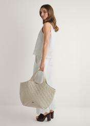 Veľká prešívaná kožená dámska kabelka TORES-1306-0B(W26), pohľad spredu na produkt v ruke modelky.