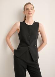 Elegantná čierna dámska vesta KAMDT-0040-99(Z26), pohľad spredu na produkt na modelke. Viditeľná polovica siluety.