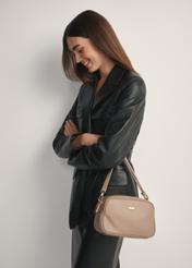 Béžová stredne veľká dámska kabelka TOREC-1121-1D(W26), pohľad spredu na produkt na modelke, viditeľná polovica siluety.