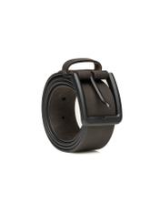 Pánsky opasok z hnedej semiše PASMS-0281-1I(W26) - diagonálny pohľad na produkt, na bielom pozadí.