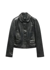 Čierna krátka dámska kožená bunda KURDS-0598-99(W26), pohľad spredu na bielom pozadí.