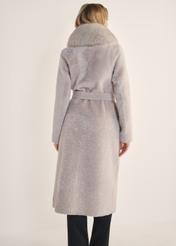 Svetlobéžový obojstranný dlhý dámsky kabát z ovčej kože KOZDS-0089-3037(Z25) - pohľad na výrobok zozadu na bielom podklade. Viditeľné celé telo.