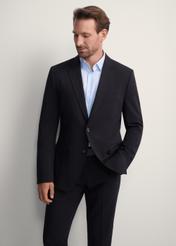 Čierna pánska bunda MARMT-0019-99(Z25), pohľad spredu na produkt na modelke, viditeľná polovica siluety.