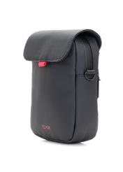 Pánska malá čierna taška cez rameno TORMN-0399-9J(W26), diagonálny pohľad na produkt na bielom pozadí.