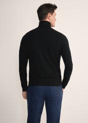 Pánsky čierny rolák SWEMT-0185-99(Z25), pohľad na produkt zozadu na modeli. Viditeľná polovica siluety.