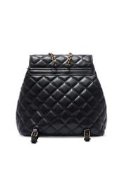 Čierny prešívaný dámsky batoh TOREC-1115-99(W26) - pohľad na produkt zozadu, na bielom pozadí.