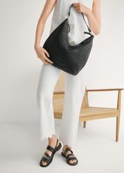 Dámske čierne kožené sandále BUTYD-1152-99(W26), pohľad spredu na produkt na nohách modelky.