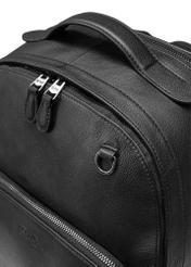 Pánsky čierny kožený batoh PLCMS-0018R-9I(W26), detailný záber produktu na bielom pozadí.