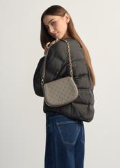 Svetlohnedá dámska kabelka cez rameno TOREC-1179-1K(W26), pohľad na produkt na modelkinom ramene. Viditeľná polovica siluety.