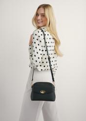 Čierna dámska kabelka cez rameno TOREC-1140-9I(W26), pohľad na produkt na ramene modelky. Viditeľná polovica siluety.