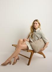 Veľká svetlobéžová dámska kabelka s vrkočom TOREC-1168-1A(W26), pohľad na produkt v ruke modelky. Viditeľné celé telo.