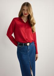 Červená dámska viskózová košeľa KOSDT-0183-4B(W26), pohľad spredu na produkt na modelke. Viditeľná polovica siluety.