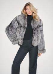 Dámsky prírodný sivý kožuch FUTDF-0110-3179(Z25), pohľad spredu na modelku. Viditeľná polovica siluety.