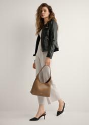 Dámska kabelka TOREC-1200-1D(W26) strednej veľkosti v ťavej farbe, pohľad na produkt v ruke modelky. Viditeľné celé telo.