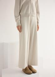 Dámske semišové žabky v chladnej béžovej farbe BUTYD-1267-1K(W26), diagonálny pohľad na produkt na nohách modelky.