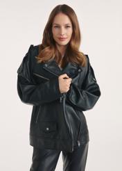 Čierna oversize dámska kožená bunda KURDS-0555-2878(Z25), pohľad spredu na produkt na modelke, viditeľná polovica siluety.