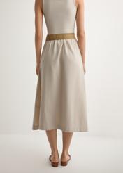 Béžová viskózová a ľanová sukňa SPCDT-0124-1A(W26), pohľad zozadu na výrobok na modelke. Viditeľná polovica siluety.