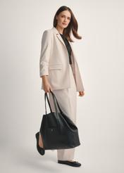 Veľká čierna kožená nákupná taška TORES-1212-9I(W26), diagonálny pohľad na produkt na modelke, viditeľná je celá silueta.