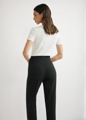 Dámske krémové tričko s logom TSHDT-0155-0B(W26), pohľad na produkt zozadu na modelke. Viditeľná polovica siluety.