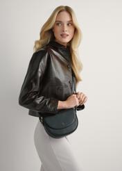 Čierna kožená malá kabelka TORES-1260-99(W26) - pohľad spredu na produkt, na modeli, na svetlom pozadí.