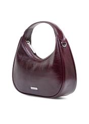 Malá bordová kožená kabelka hobo TORES-1174-49(Z25), diagonálny pohľad na produkt na bielom pozadí.