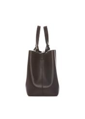 Hnedá dámska nákupná taška TOREC-1240-1H(W26), bočný pohľad na produkt na bielom pozadí.