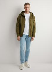 Pánska khaki mikina na zips BLZMT-0078-8D(W26), pohľad spredu na produkt na modelke. Viditeľná polovica siluety.