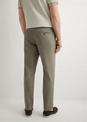 Pánske tmavohnedé oblekové nohavice SPOMT-0098-1I(W26), pohľad na produkt zozadu na modeli. Viditeľná polovica siluety.