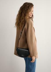 Dámska čierna polkruhová kabelka cez rameno s krokodílím vzorom TOREC-1184-9G(W26), pohľad na produkt na ramene modelky. Viditeľná polovičná silueta.