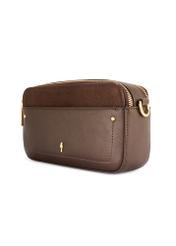 Malá hnedá dámska kabelka TOREC-1173-1I(W26), diagonálny pohľad na produkt na bielom pozadí.