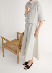 Dámske semišové šľapky v tmavohnedej farbe BUTYD-1255-1I(W26), bočný pohľad na produkt na nohách modelky.