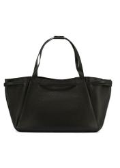 Čierna kožená nákupná taška TORES-1207-9I(W26) - pohľad na produkt zozadu, na bielom pozadí.