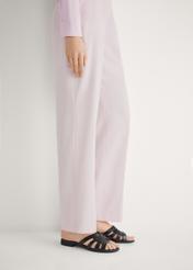 Dámske kožené žabky v čiernej farbe BUTYD-1266-99(W26), bočný pohľad na produkt na nohách modelky.