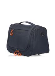 Veľká kozmetická taška v námorníckej modrej farbe WALNY-0045-7D-14(W26), diagonálny pohľad na produkt na bielom pozadí.